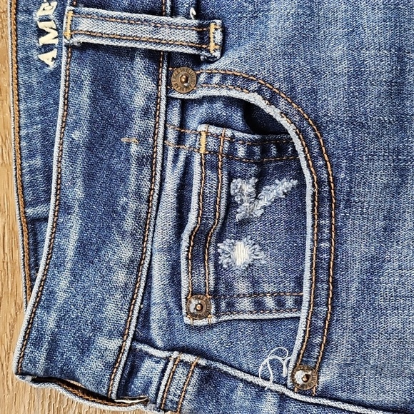 American Eagle Super Stretch Medium Wash Distressed Denim Frayed Hem Mini Skirt - Picture 3 of 15